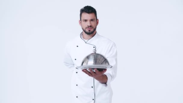Chef Sorridente Uniforme Dando Piatto Portata Cloche Isolati Bianco — Video Stock