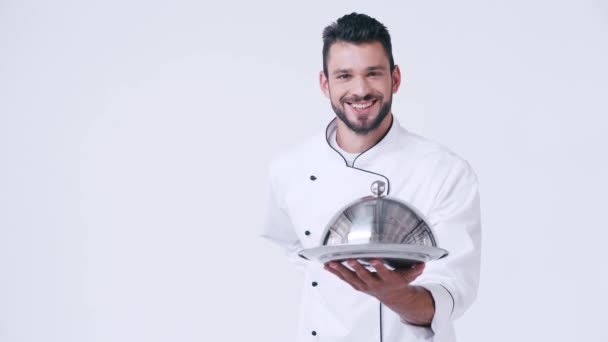 Chef Sorridente Uniforme Dando Piatto Portata Cloche Isolati Bianco — Video Stock