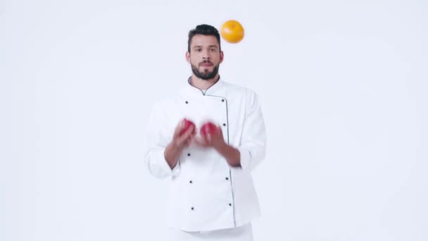Chef Sorrindo Malabarismo Com Frutas Isoladas Branco — Vídeo de Stock