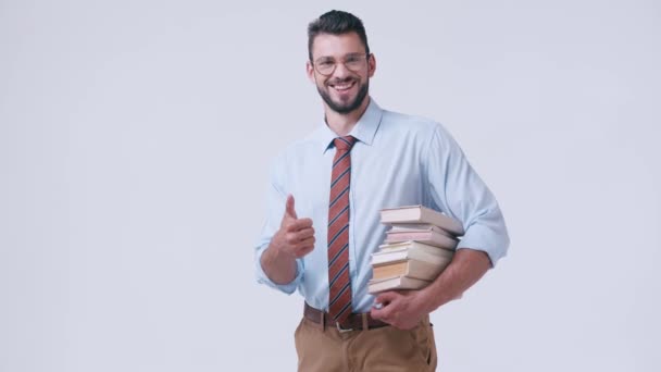 Profesor Sonriente Con Libros Que Muestran Los Pulgares Hacia Arriba — Vídeo de stock