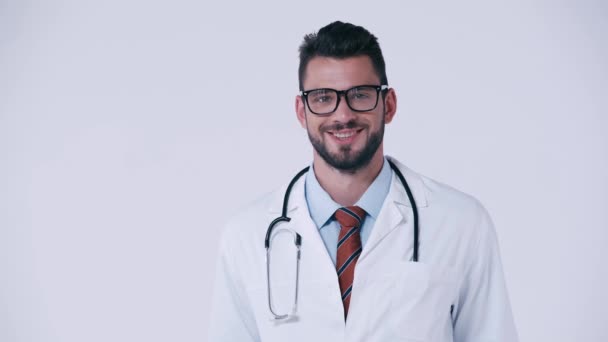 Médico Sorridente Com Estetoscópio Isolado Branco — Vídeo de Stock