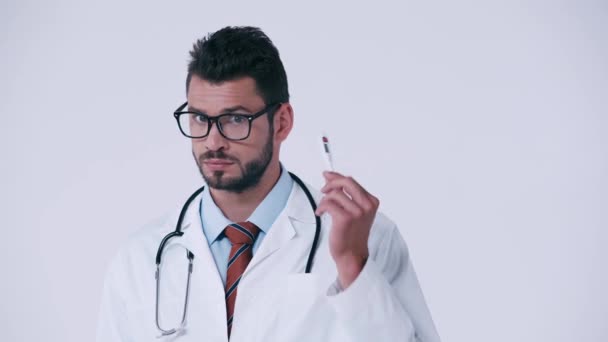 Médico Grave Apontando Para Termômetro Isolado Branco — Vídeo de Stock