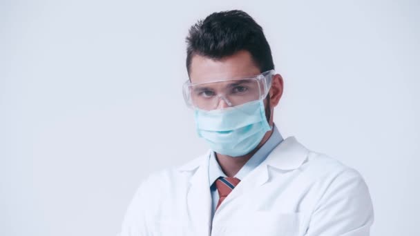 Médico Serio Gafas Máscara Médica Aislado Blanco — Vídeos de Stock