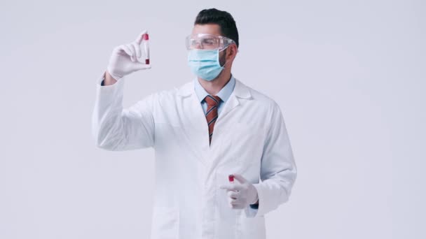 Médico Con Máscara Médica Que Mira Los Tubos Ensayo Con — Vídeos de Stock