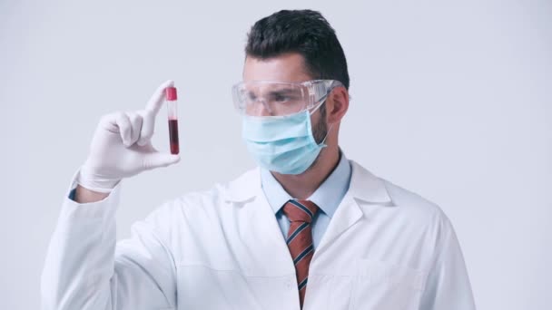 Médico Con Mascarilla Médica Que Mira Tubo Ensayo Con Sangre — Vídeos de Stock