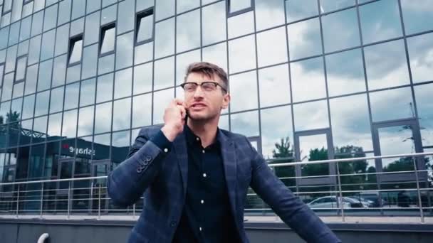 Hombre Guapo Gafas Hablando Teléfono Inteligente Fuera — Vídeos de Stock