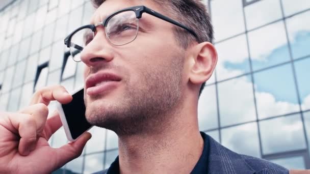 Primer Plano Hombre Feliz Gafas Hablando Teléfono Inteligente Fuera — Vídeos de Stock