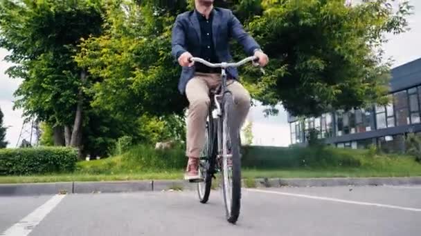 Обрізаний Вид Чоловіка Їде Велосипеді Зовні — стокове відео