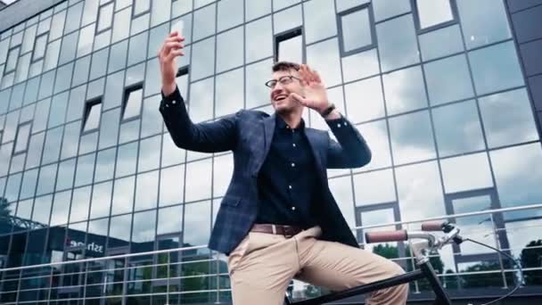 Glücklicher Mann Winkt Hand Während Videoanruf Der Nähe Von Gebäude — Stockvideo