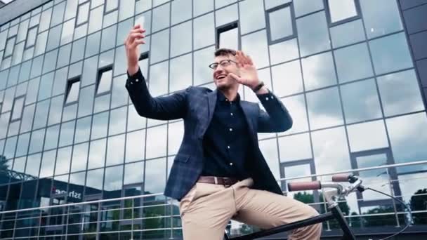 Hombre Feliz Saludando Mano Mientras Tiene Videollamada Cerca Construcción Bicicleta — Vídeo de stock