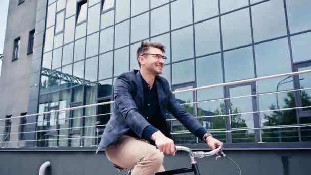 Hombre Feliz Gafas Montar Bicicleta Cerca Del Edificio — Vídeos de Stock