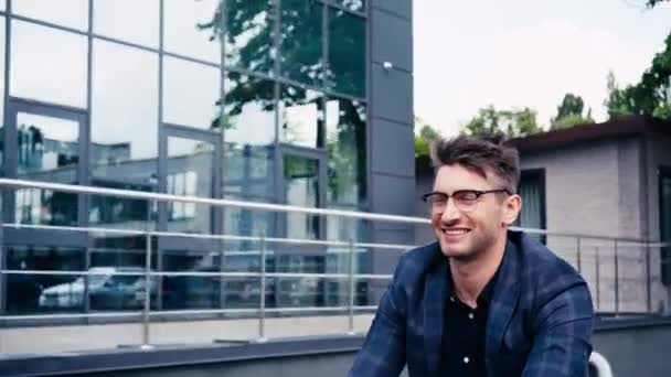 Hombre Feliz Gafas Agitando Mano Cerca Del Edificio — Vídeos de Stock