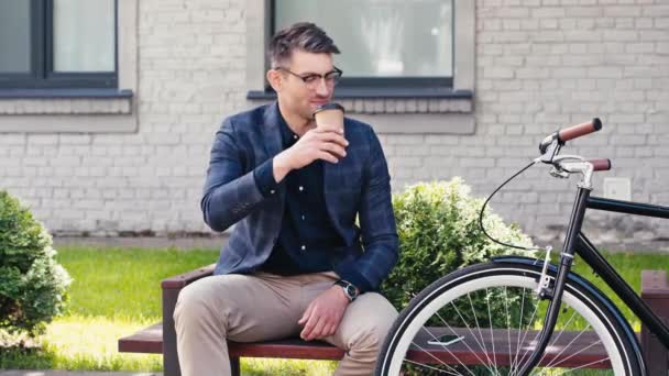 Homem Feliz Bebendo Café Para Sentado Banco Perto Bicicleta — Vídeo de Stock