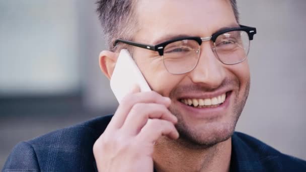 Zblízka Muž Brýlích Úsměvem Při Rozhovoru Smartphone — Stock video