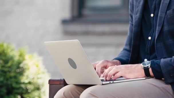 Tipenya Freelancer Papan Ketik Laptop Diluar — Stok Video