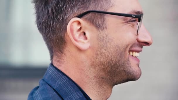 Seitenansicht Eines Gutaussehenden Mannes Mit Brille Der Lächelt Während Draußen — Stockvideo