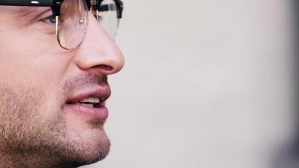 Zblízka Muž Brýlích Úsměvem Při Rozhovoru Venku — Stock video