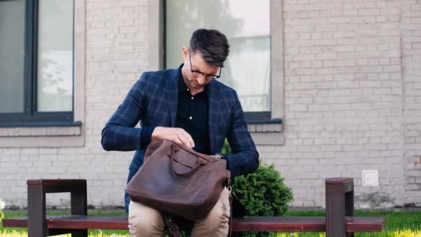 Guapo Hombre Negocios Sosteniendo Bolsa Tomando Carpeta Mirando Documentos — Vídeos de Stock