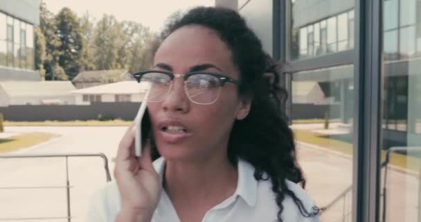 Donna Affari Afroamericana Che Parla Smartphone Cammina Vicino All Edificio — Video Stock
