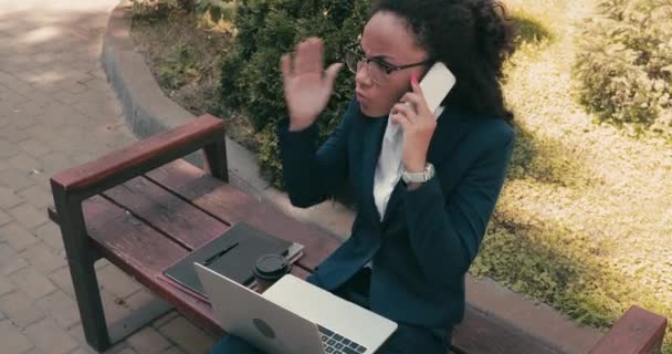 Afrykański Amerykański Bizneswoman Mówi Smartfonie Ławce Ulicy Miejskiej — Wideo stockowe