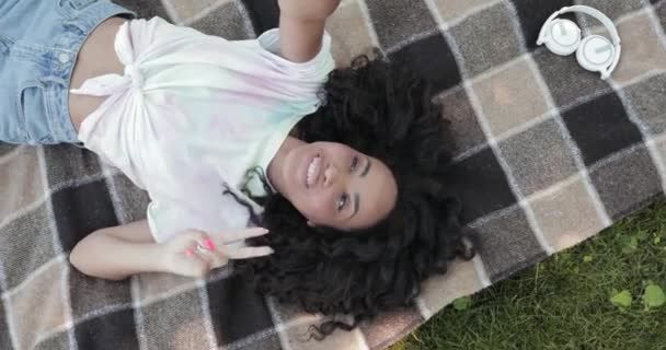 Top Kilátás Afro Amerikai Lány Szelfi Okostelefonra Piknik Közben — Stock videók