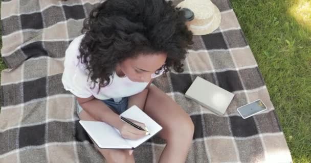 Afrykańska Amerykańska Dziewczyna Pisząca Notatniku Kratę Parku — Wideo stockowe