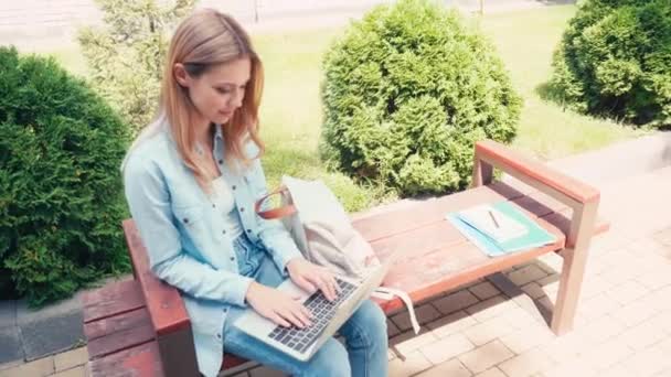 Atrakcyjny Student Korzystający Laptopa Pobliżu Notebooków Ławce Ulicy Miejskiej — Wideo stockowe