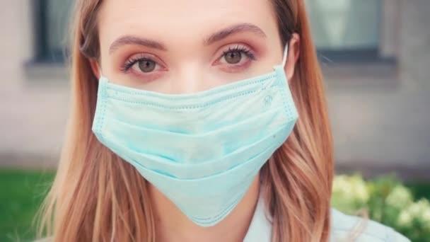 Jeune Étudiant Masque Médical Regardant Caméra Sur Rue Urbaine — Video