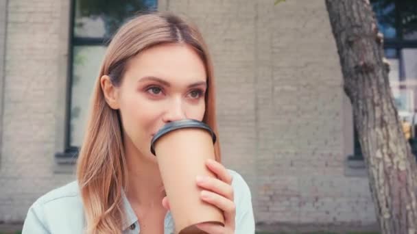 Ελκυστικός Μαθητής Χαμογελά Πίνοντας Καφέ Στο Δρόμο Της Πόλης — Αρχείο Βίντεο