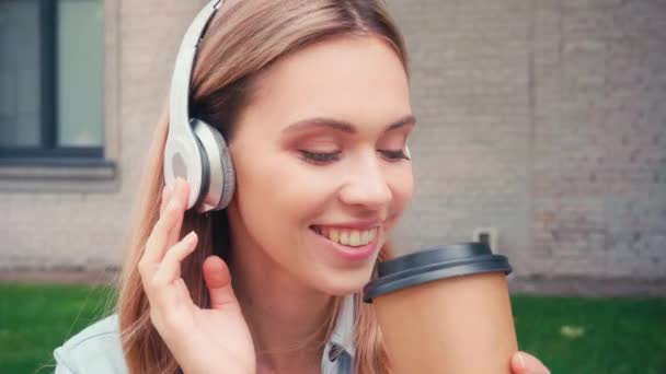 Lachende Student Koptelefoon Die Koffie Drinkt Straat — Stockvideo