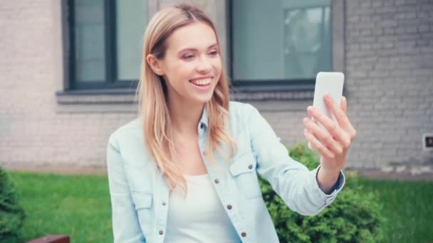 Estudiante Sonriente Con Videollamada Smartphone Calle Urbana — Vídeos de Stock