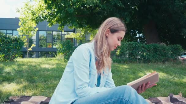 Estudante Bonita Sorrindo Ler Livro Parque — Vídeo de Stock