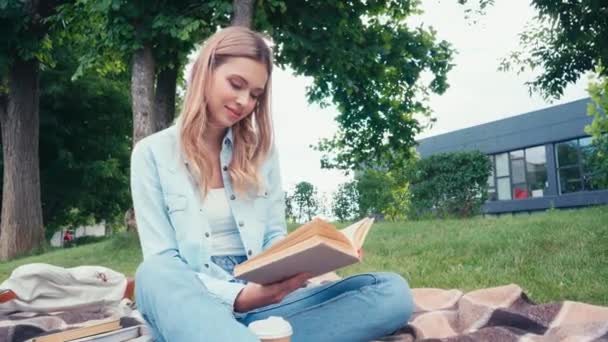 Kahvenin Yanında Kitap Okuyan Çekici Öğrenci Parkta Ekoseyle Geziyor — Stok video
