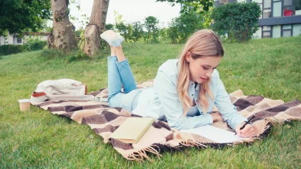 公園で読書やノートを書く学生の時間の経過 — ストック動画