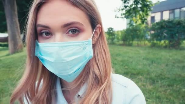 Jonge Student Medisch Masker Kijkend Naar Camera Park — Stockvideo