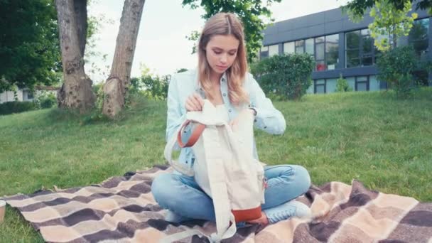 Estudante Levando Livros Mochila Xadrez Parque — Vídeo de Stock