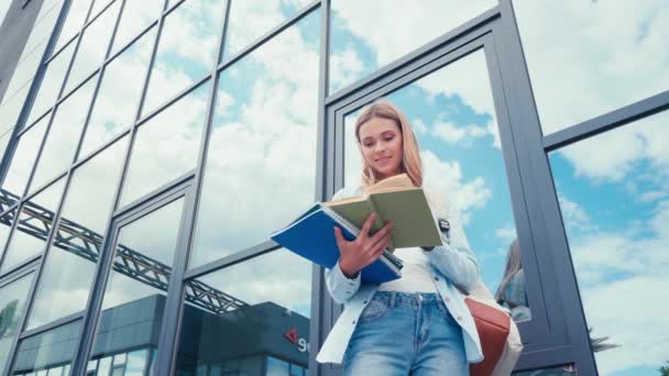 Vista Basso Angolo Studente Positivo Con Quaderni Lettura Libro Vicino — Video Stock