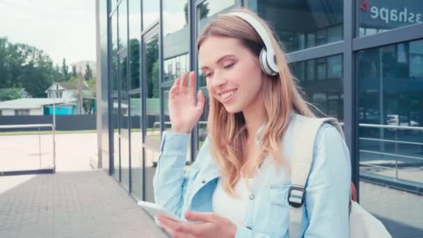 Estudiante Sonriente Auriculares Usando Smartphone Calle Urbana — Vídeos de Stock