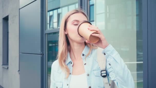 Student Pít Kávu Jít Usmívat Blízkosti Budovy Městské Ulici — Stock video