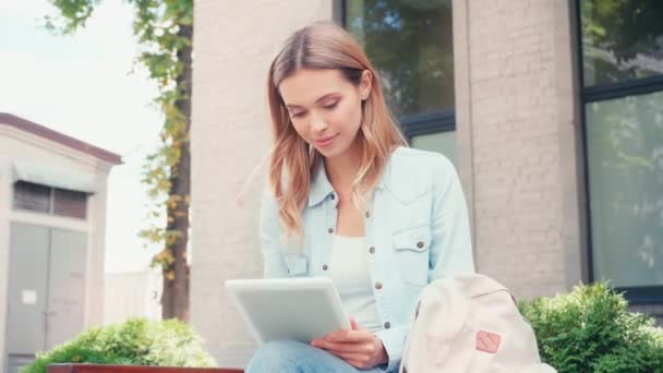 Atrakcyjny Student Korzystający Tabletu Cyfrowego Ulicy Miejskiej — Wideo stockowe