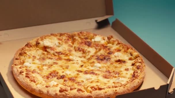 Close Vista Pizza Saborosa Caixa Papelão Fundo Azul — Vídeo de Stock