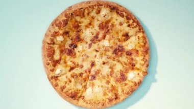 Mavi arka planda peynirli lezzetli pizza manzarası