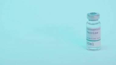 Coronavirus aşısı şişesi, enjeksiyon sadece mavi harfli. 