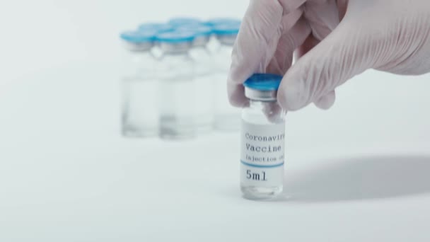 Frasco Con Vacuna Contra Coronavirus Cerca Del Científico Guante Látex — Vídeo de stock