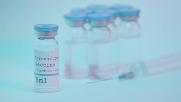 Coronavirus Aşısı Mavi Eldivenli Bilim Adamının Yanındaki Şişede Yazıyor — Stok video