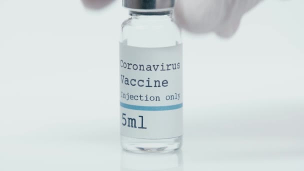 Gedeeltelijk Zicht Wetenschapper Die Fles Met Coronavirusvaccin Wit Inneemt — Stockvideo