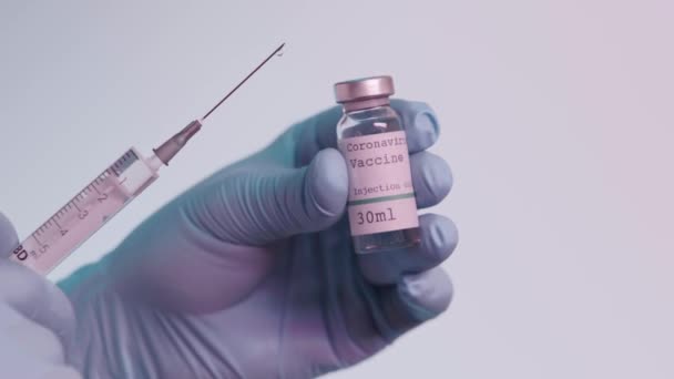 用灰色分离的疫苗和注射器装瓶的人的枪架焦点 — 图库视频影像