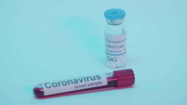 Foco Puxar Amostra Sangue Frasco Com Vacina Coronavírus Azul — Vídeo de Stock