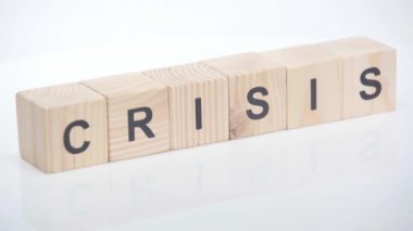 Küplere İngiliz bayrağı asan kişi beyaz arka planda kriz yazıları yazar