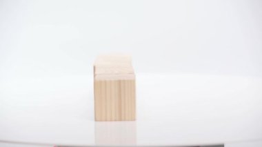 Beyaz arka planda kriz sözcüğüyle dönen ahşap yapı taşları